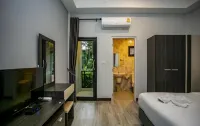 Godmhon Hotel Hotels near Sanam Chandra Palace