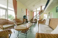 RedDoorz Near Jam Gadang Syariah Bukit Tinggi