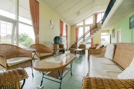 RedDoorz Near Jam Gadang Syariah Bukit Tinggi Отели в г. Sianok Anam Suku