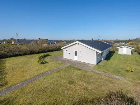 "Ellis" - 700m to the Fjord Отели в г. Тарм