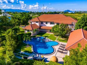 Luxurious 6 Bedroom Mansion Close To Beach (CAS)