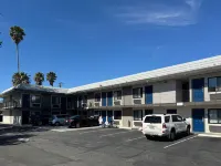 Motel 6 Simi Valley, CA - parking