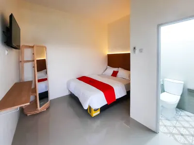 RedDoorz near Laweyan Gentan Hotels in Purbayan