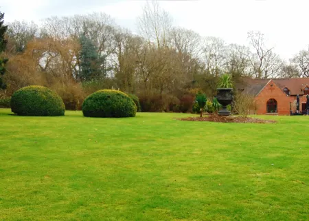 Nuthurst Grange Country House Hotel Отели в г. Бодесерт