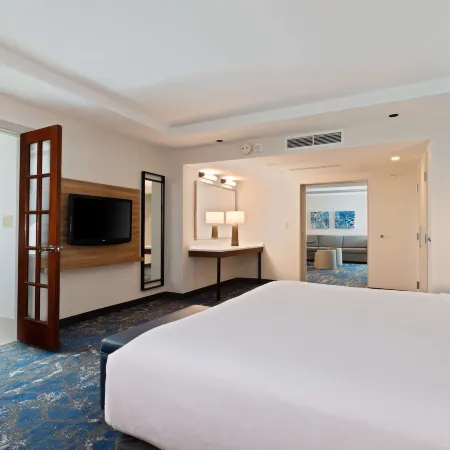 Embassy Suites by Hilton Tampa USF Near Busch Gardens Отели рядом с достопримечательностью «Зоопарк Лоури»