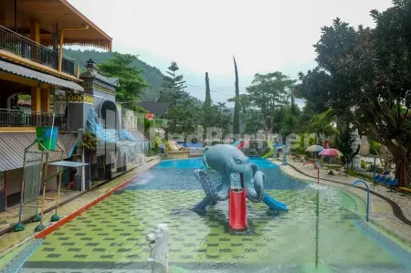 Javenir Hotel Tawangmangu Mitra RedDoorz Отели рядом с достопримечательностью «Lapangan Bukit Mongkrang»