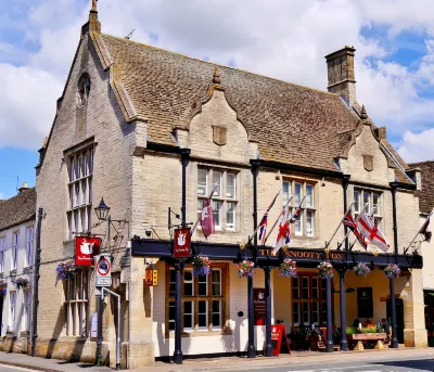 The Snooty Fox Hotel dekat Highgrove Gardens