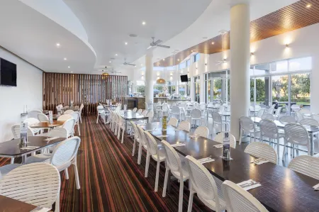 Ramada by Wyndham Marcoola Beach Отели в г. Мадджимба