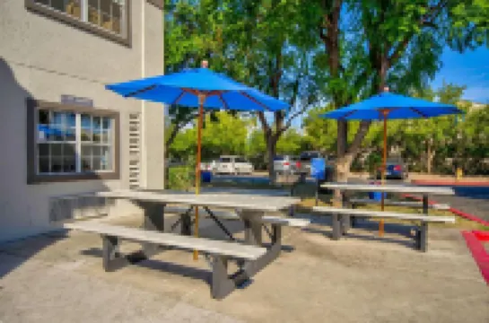 スタジオ  6 ディー バレー