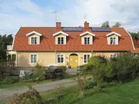 Hälluddens Stugby och Vandrarhem Hotels near Edins Lustgård och Snickeri