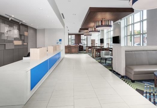 3. 홀리데이 인 익..