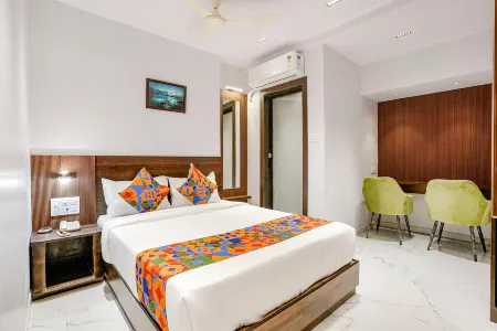 FabHotel Peralz - Nr Boriwali Station Отели рядом с достопримечательностью «Мандапешвар Кейвс»