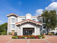 La Quinta Inn by Wyndham Pittsburgh Airport Hotels near Pittsburgh International Airport