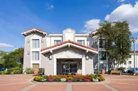 La Quinta Inn by Wyndham Pittsburgh Airport - Airport Shuttle