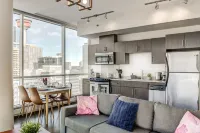Luxury 2BR Condo - Downtown City Views! Hotel a 