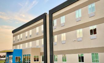 Days Inn & Suites by Wyndham Beaumont West / I-10 & Walden