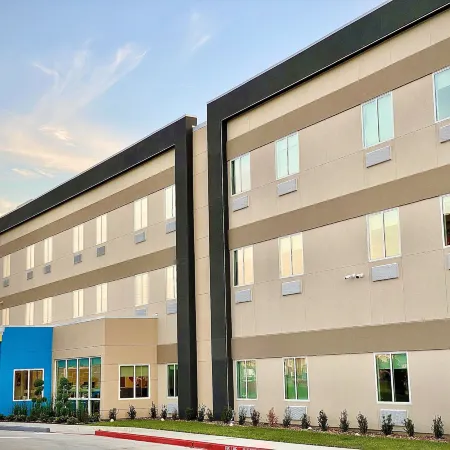 Days Inn & Suites by Wyndham Beaumont West / I-10 & Walden