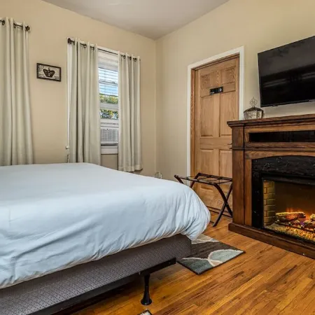 Large & Private w/King Bed Great Location