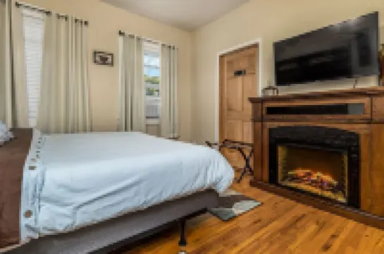 Large & Private w/King Bed Great Location