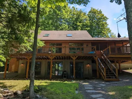 Spacious lakefront home w/ deck, firepit, and pergola in Hideout gated community