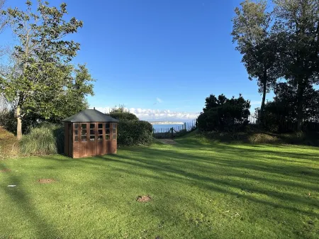 Stylish 1 Bed Apartment with Sea views