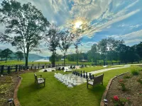 Perfect Escape to "Stilts" Lake, Pool, Hottub, Kayaks, Firepit, Countless Fun!