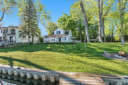 Esther House - Beautiful, Newly Renovated Lakehouse on Paw Paw Lake
