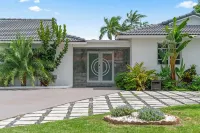 Luxury 7Br Retreat w/ Games, Pool & Mini Golf Hotels in Kendale Lakes