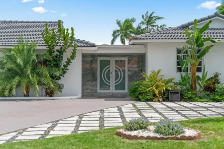 Luxury 7Br Retreat w/ Games, Pool & Mini Golf