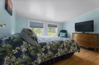 Walk to Downtown Brevard  Pets Welcome Large Fenced Yard Porches Biking Hiking Hotels in Brevard