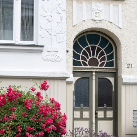 Newly Renovated: 2-Room Apartment in Villa District - Close to the Train Station