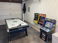 Cheerful Two Bedroom Bungalow Newly Remodeled! Arcade games, Air Hockey Table.