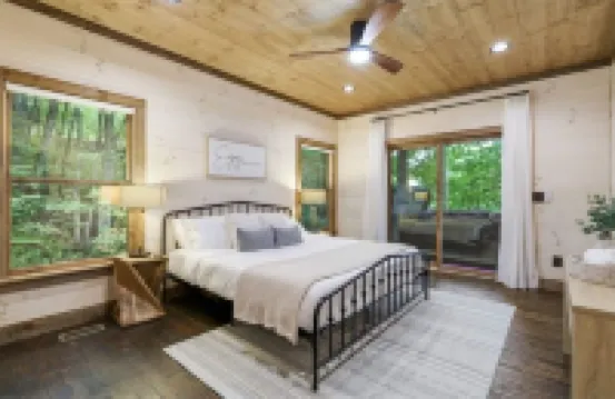 New Luxe Treetop Cabin  Hot tub  Near DT
