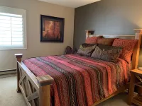Year-round resort condo minutes from skiing, lake, golf, pool, sleeps 6
