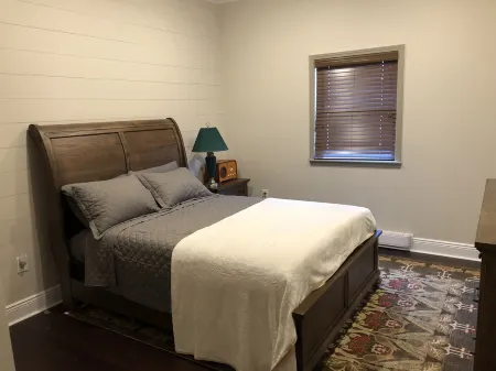 Cast Iron Lady 1860 historic building. In the heart of the Endless Mountains. Отели в г. Уайальюзинг