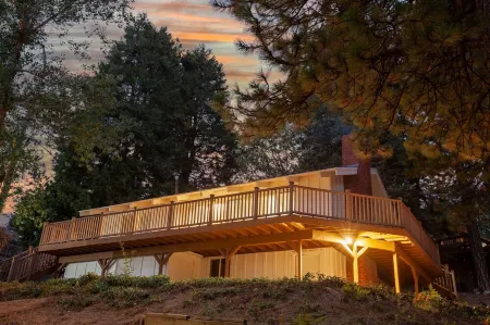 Romantic Getaway Cabin w/private hot tub, deck and fireplace