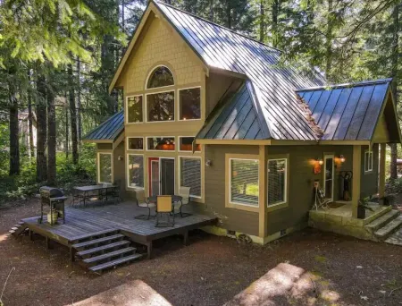 Duke's Chalet Custom Built Oasis in Goat Rocks- pet friendly Отели рядом с достопримечательностью «La Wis Wis Campground»