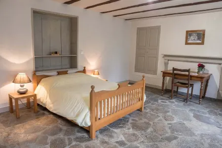 Large family gîte in a manor house for 10 people in the Parc des Loups Отели в г. Сен-Леже-де-Пейр