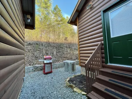 ★ The LODGE ★ No Clean Fee ★ Private Retreat w/ Adjustable KING Bed