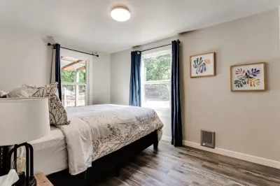 Remodeled 2 bdrm duplex near the U of O