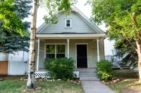 Charming Family Friendly Mountain Home, Minutes to Skiing & Downtown GWS!