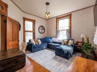 Historic Bungalow in Chariton, Sleeps 5, Pets Ok, Single Level Hotels in Chariton