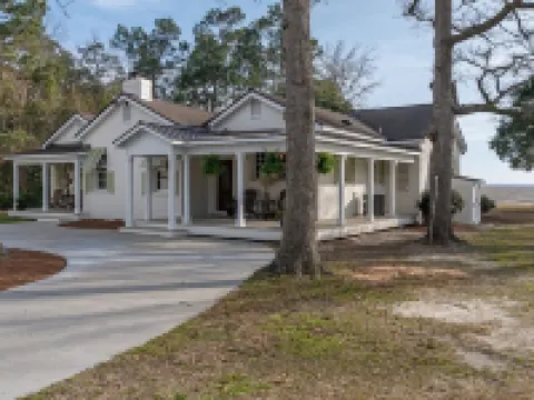 Stunning Lake Moultrie Estate on Deep Water โรงแรมในBerkeley County