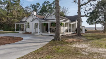 Stunning Lake Moultrie Estate on Deep Water Отели в г. Berkeley County