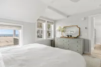 The Saltbox - Watch Hill's Award-Winning Waterfront Retreat. Hoteles en Westerly