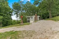 Welcome to Owl Hollow Retreat! Stunning mountain and valley views.