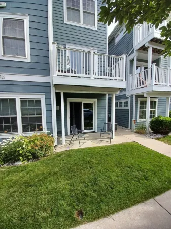 Spacious Downtown, First Floor, Patio, sleeps up to 6, Short Walk to Everything!