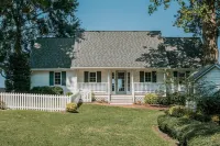 Waterfront Rappahannock River Cottage, Private Pool, Kayaks, Fire Pit & Garden