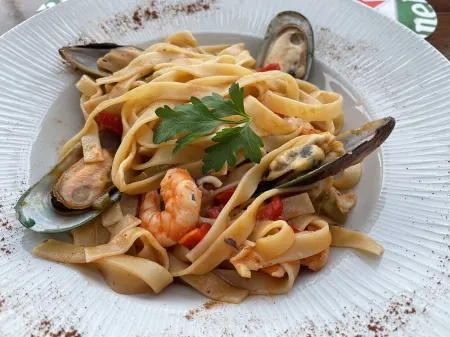 Apartment with balcony and sea view, close to the beach