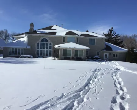 Lake Pointe Lodge: 6Br Lakefront Retreat w/ Free Pontoon, Dock & Firepit Hotels in La Grand Township